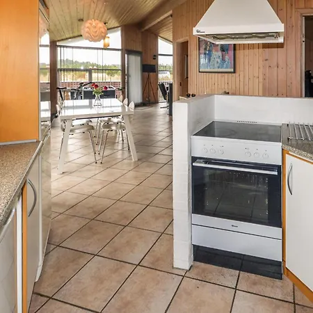 Beach Front Home In Lokken With Sauna بيت للعطل Løkken
