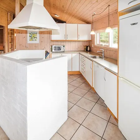Beach Front Home In Lokken With Sauna بيت للعطل Løkken