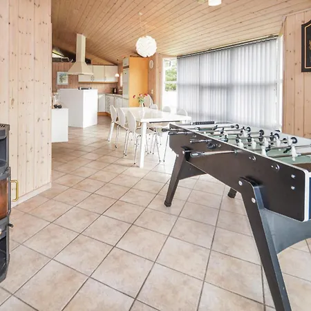Beach Front Home In Lokken With Sauna بيت للعطل